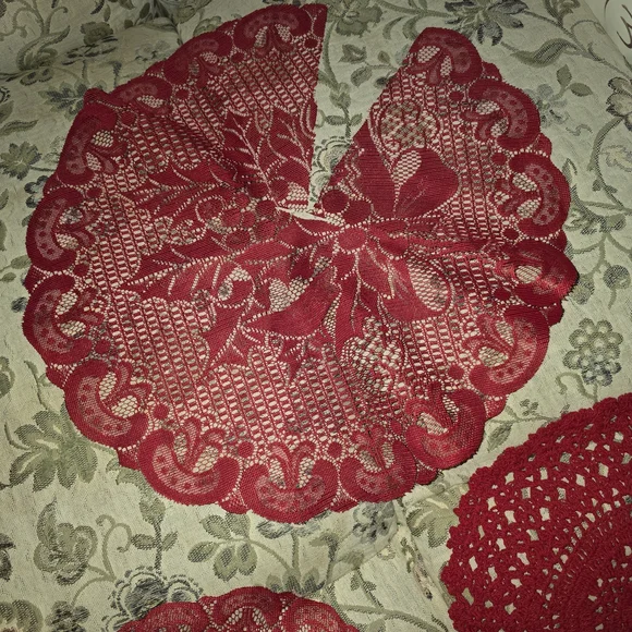 Red Lace Table Runner Set - Picture 9 of 9